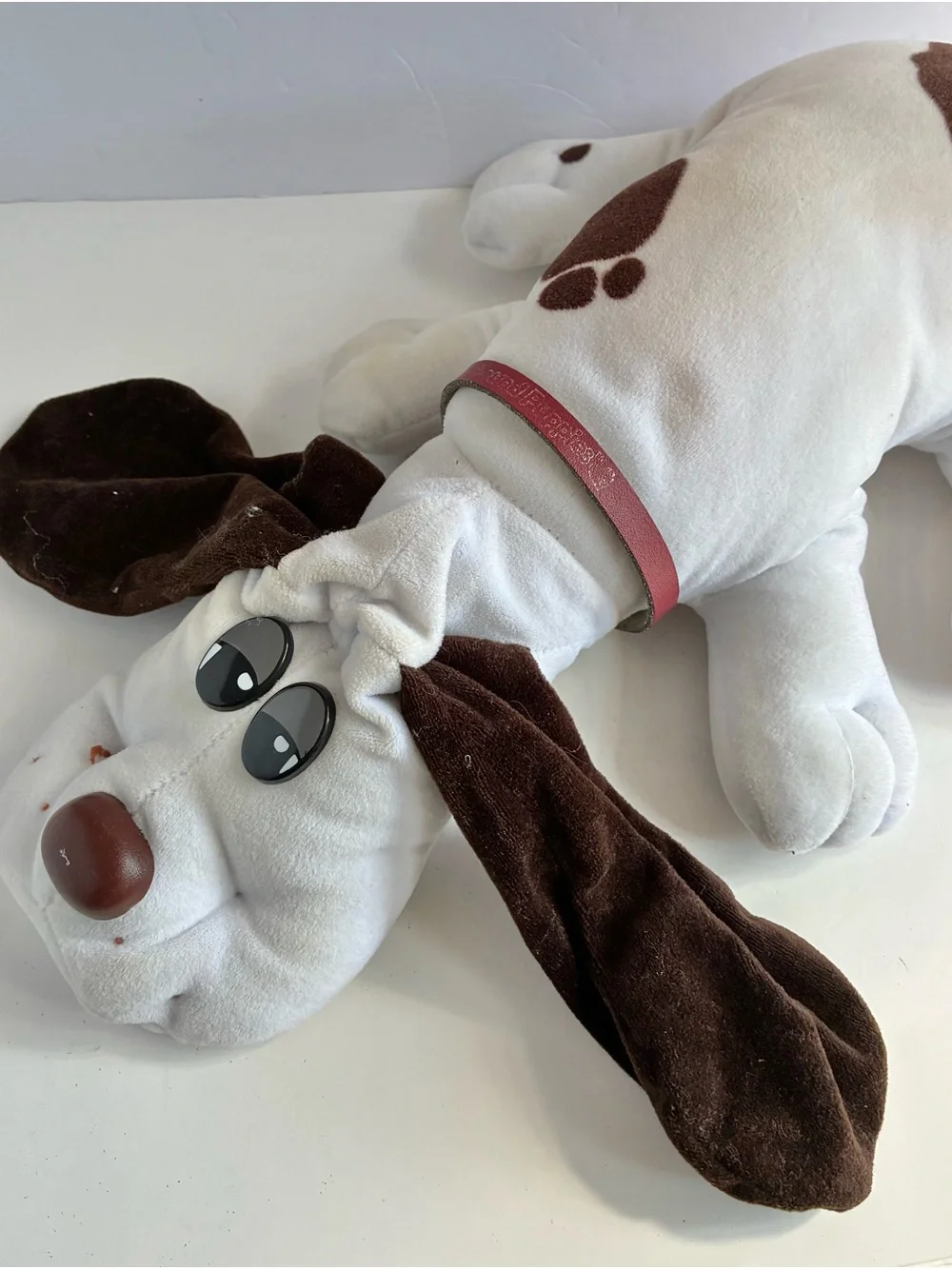 Vintage 80s White Brown Floppy Eared Pound Puppy Plush Collar